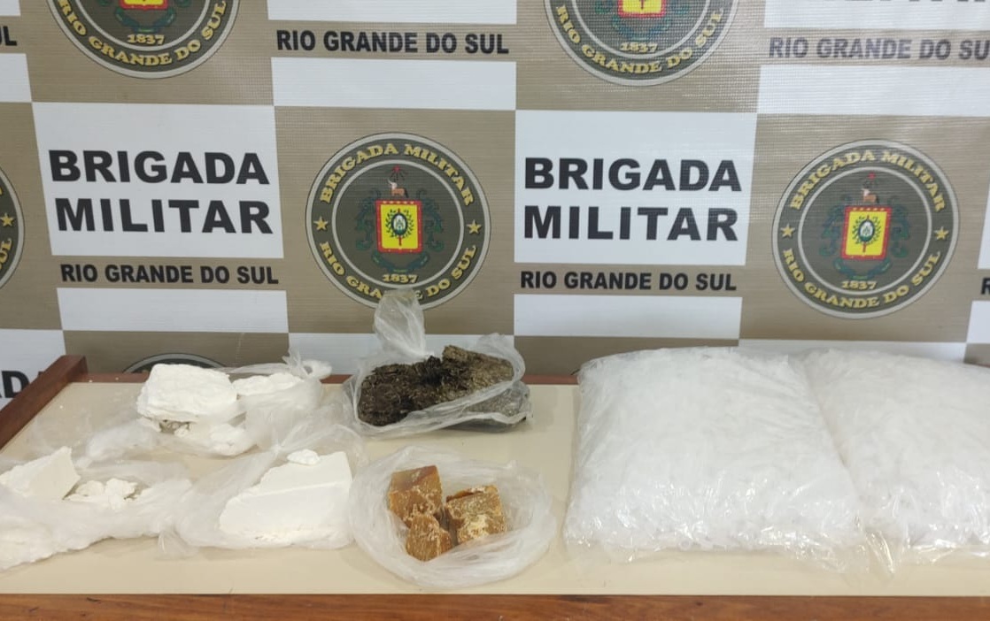 Condutor de motocicleta é preso com mochila 'recheada' com drogas em Parobé