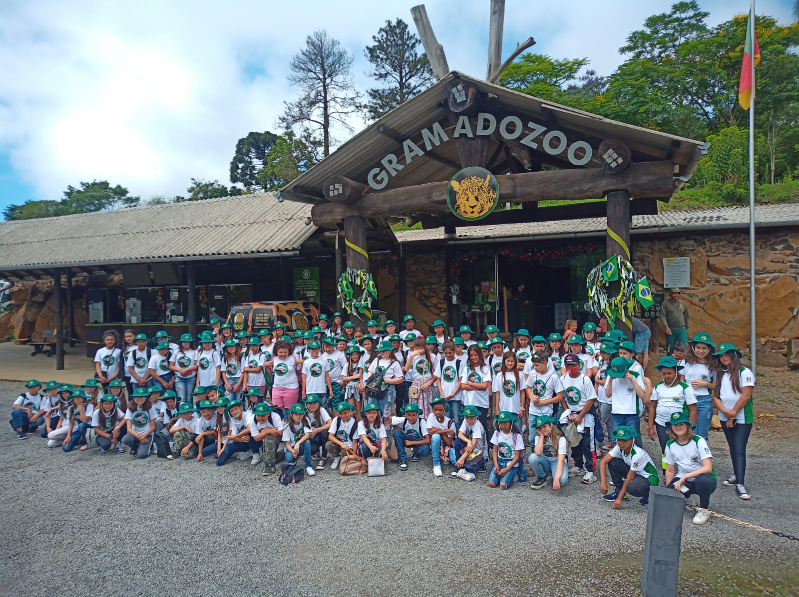 Participantes do Patrulheiro Ambiental Mirim de Taquara realizam visita ao Gramado Zoo