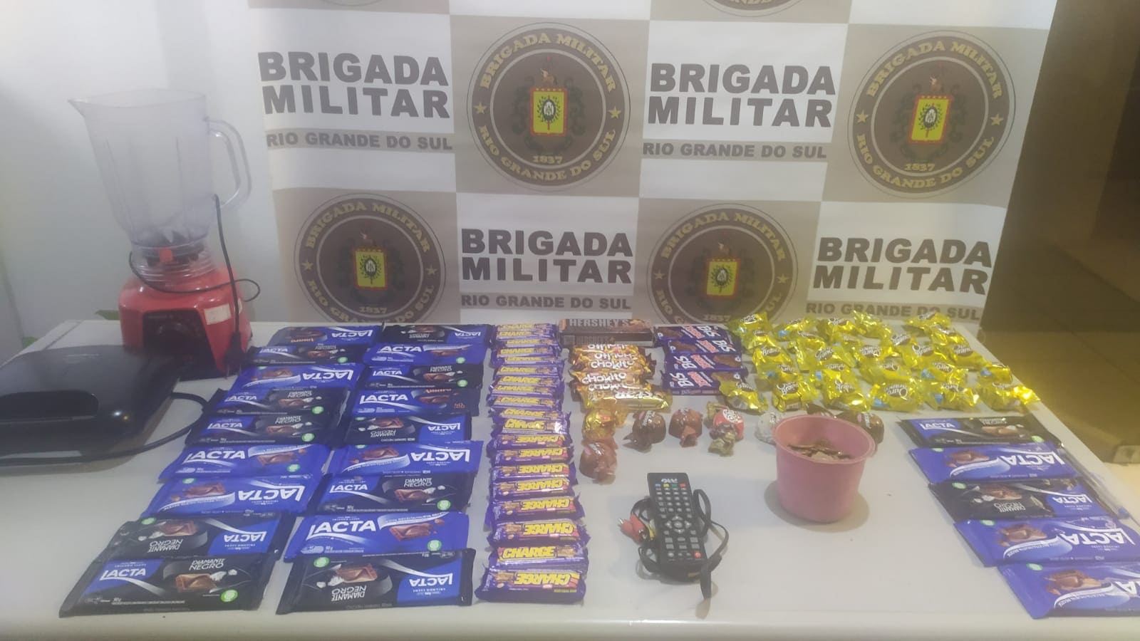 Foragido é preso após furtar estabelecimento e ficar 'entalado' na janela do local em Taquara