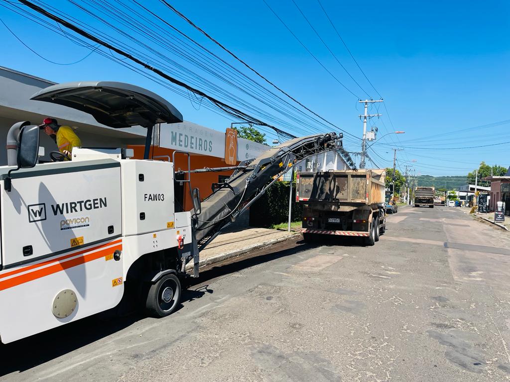 Bloqueio no trânsito na Rua Tristão Monteiro em Taquara nesta quinta-feira (12)