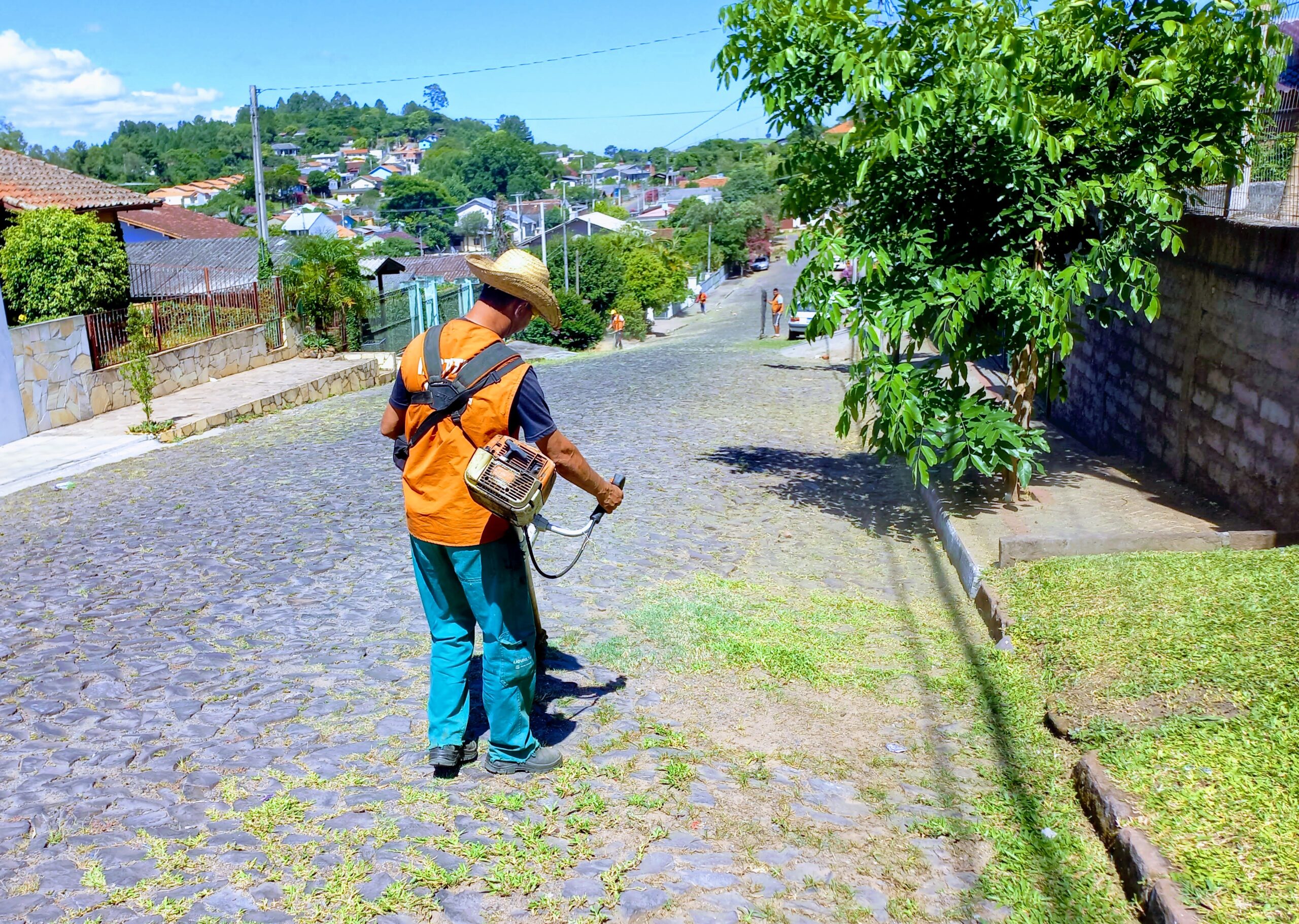 Limpeza urbana segue no Bairro Cruzeiro do Sul em Taquara
