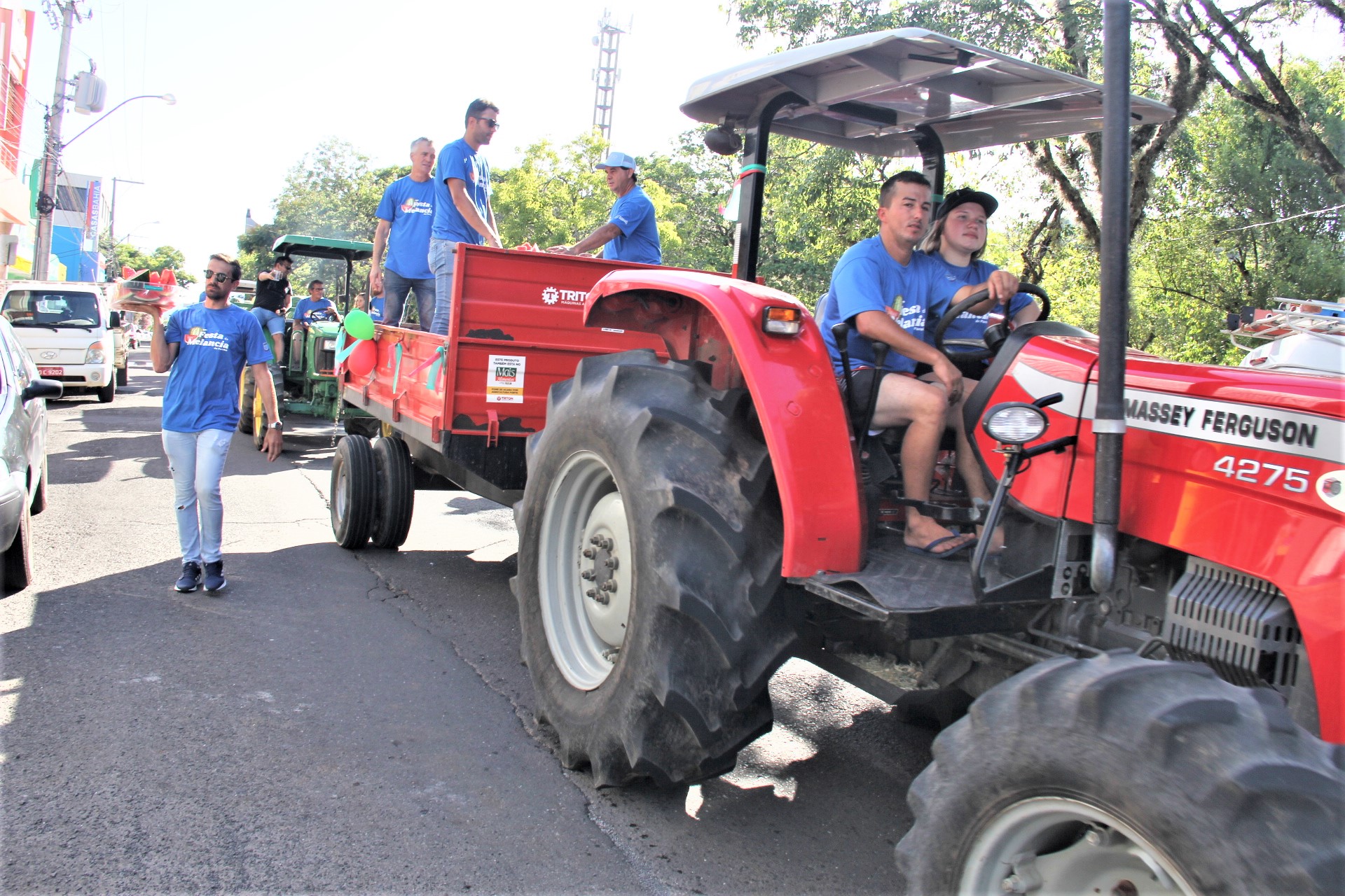 Desfile de Produtores Rurais da 17ª Festa da Melancia de Parobé tomou conta do centro da cidade