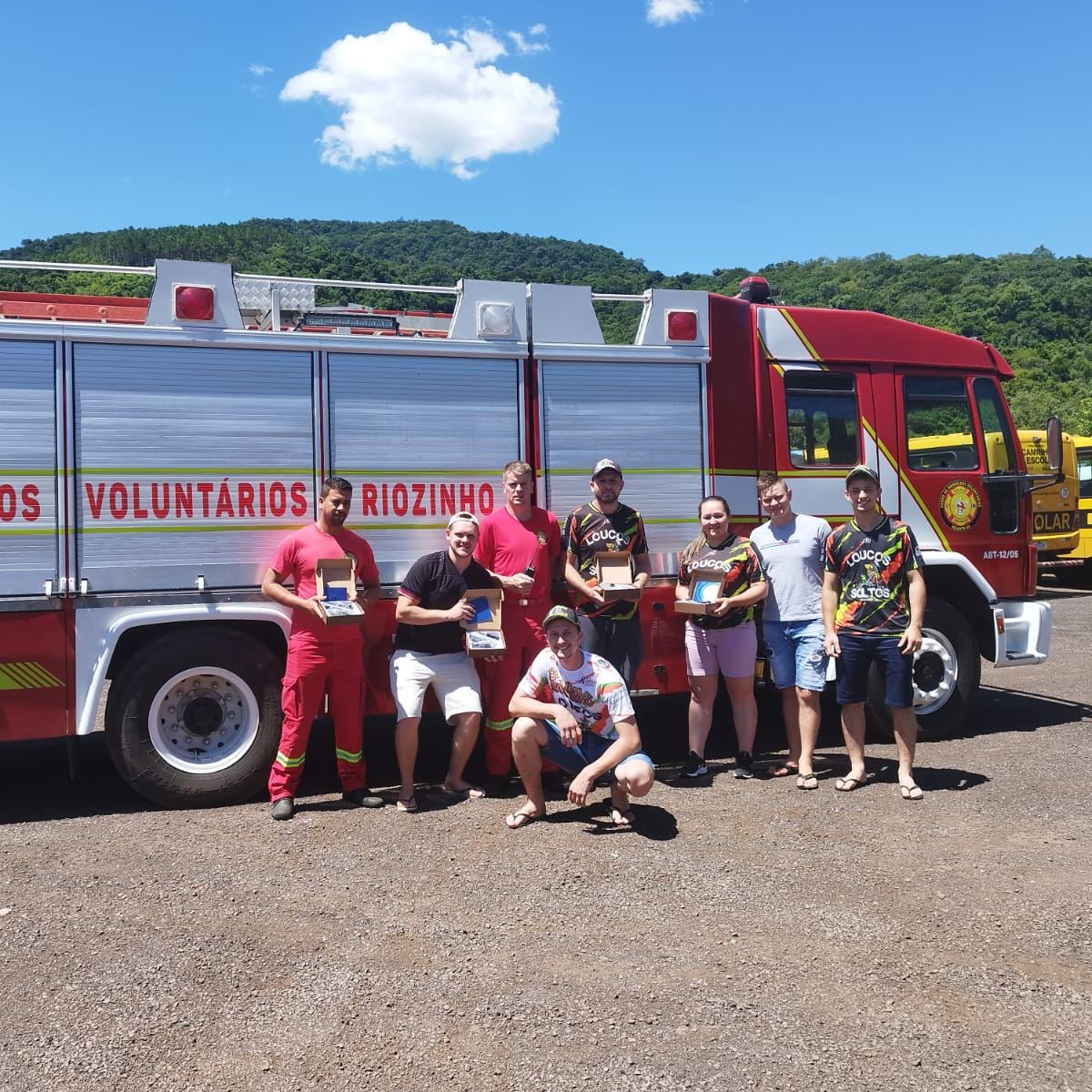 Grupo de motociclistas faz doação de rádios comunicadores ao Corpo de Bombeiros Voluntários de Riozinho