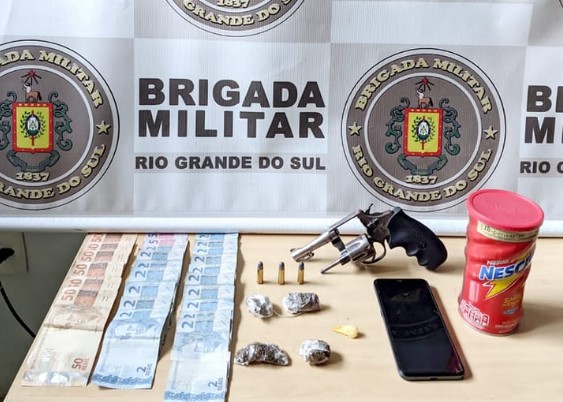 Indivíduo é preso em flagrante armado e vendendo drogas em Riozinho