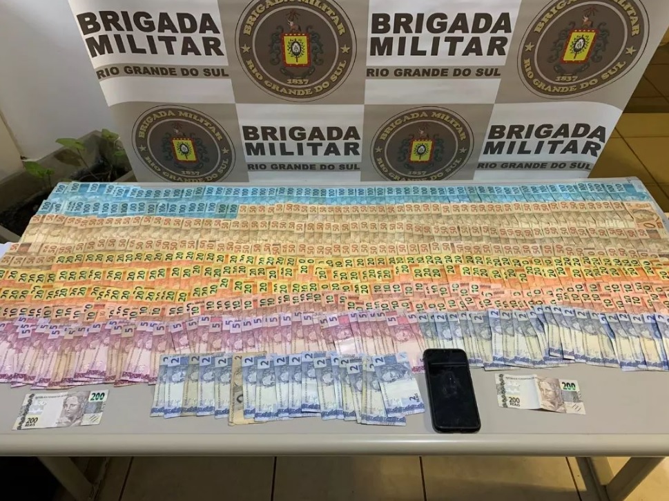 Homens com mais de R$ 20 mil de procedência ilícita são presos no interior de Taquara