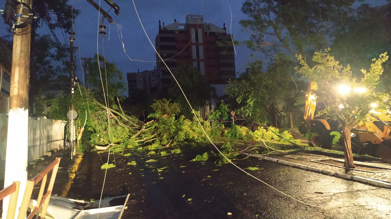 Meteorologistas explicam que Taquara foi atingida por fenômeno "downburst"