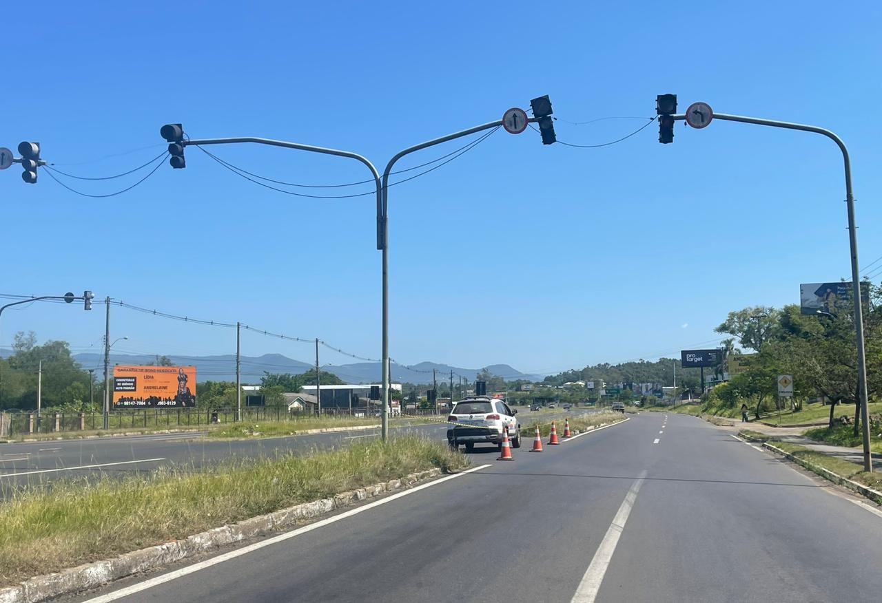 Secretaria de Obras de Taquara realiza reparos no semáforo da ERS-115