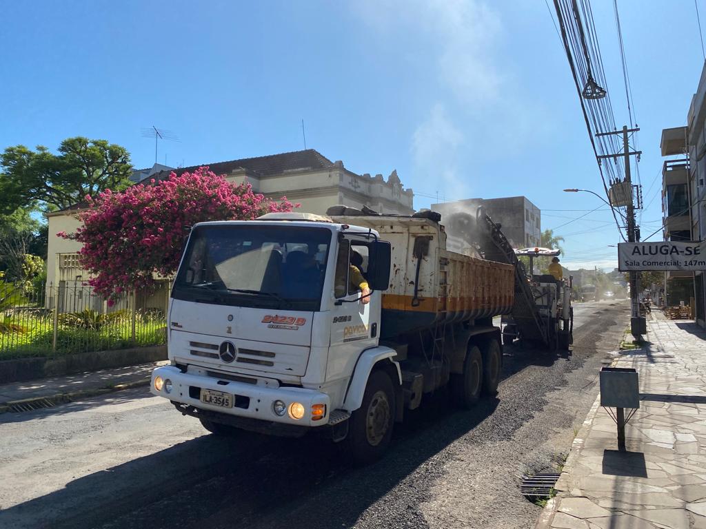 Bloqueio no trânsito da Rua Tristão Monteiro em Taquara segue nesta quarta-feira (18)