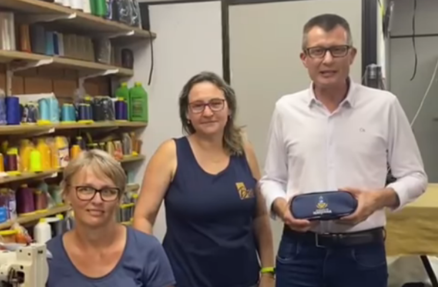 Igrejinha prepara 3600 mochilas e estojos para doar a alunos da rede municipal de ensino