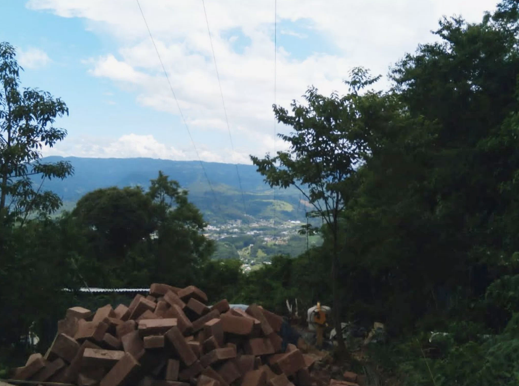 Morador de Três Coroas morre eletrocutado após encostar barra de ferro em fios de alta tensão