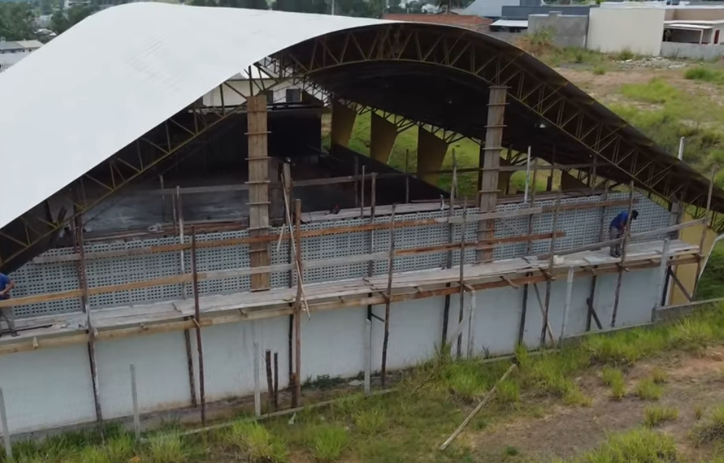 Escolas de Parobé estão recebendo melhorias na cobertura de suas quadras poliesportivas