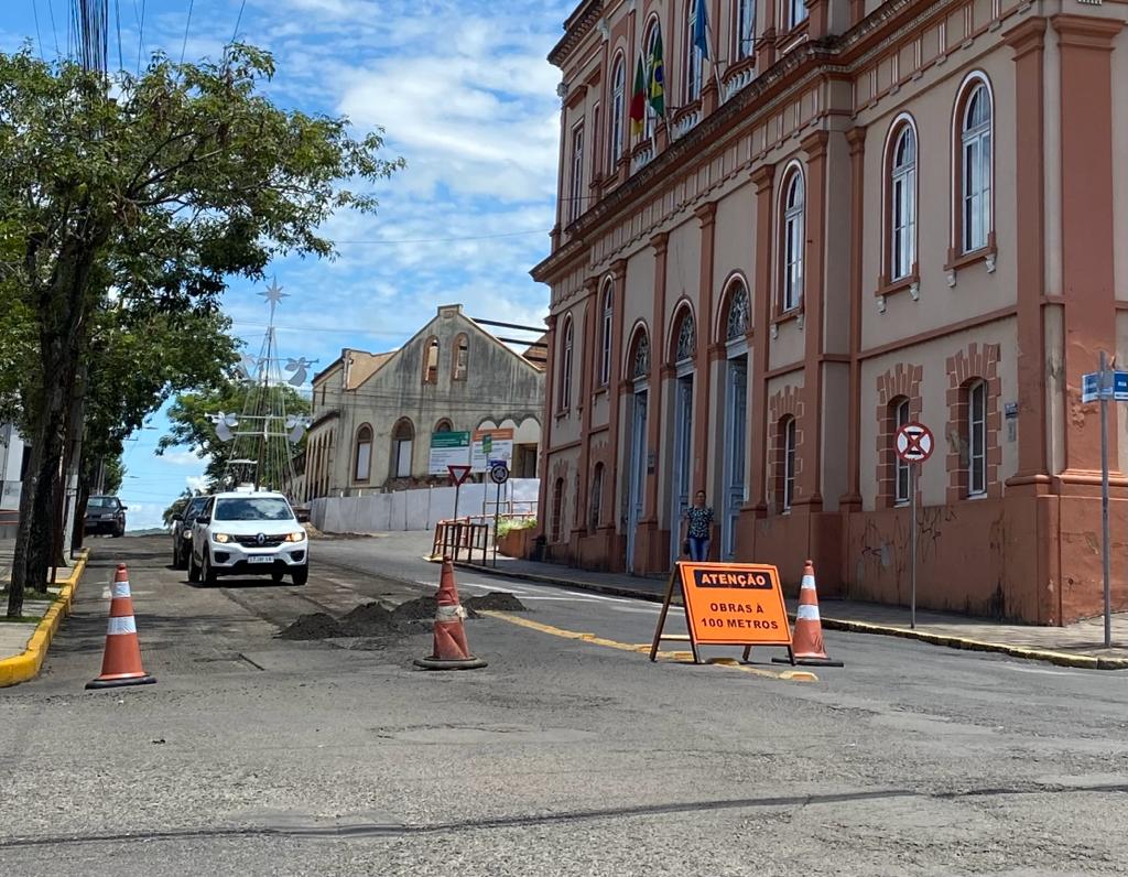 Bloqueio no trânsito da Rua Tristão Monteiro em Taquara segue nesta terça-feira (17)