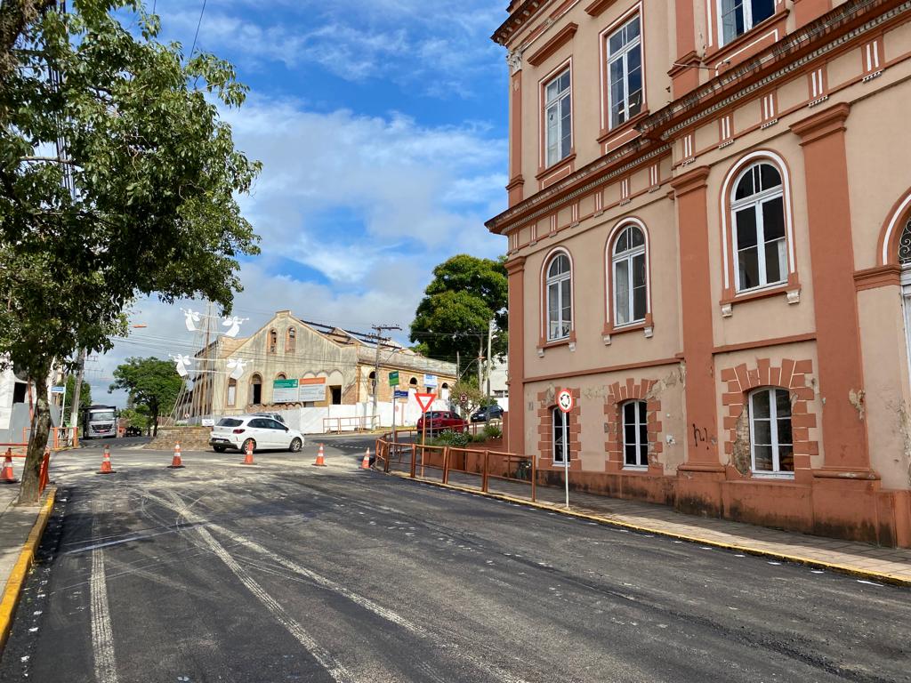 Obras de revitalização da Rua Tristão Monteiro continuam nesta quinta-feira (19)