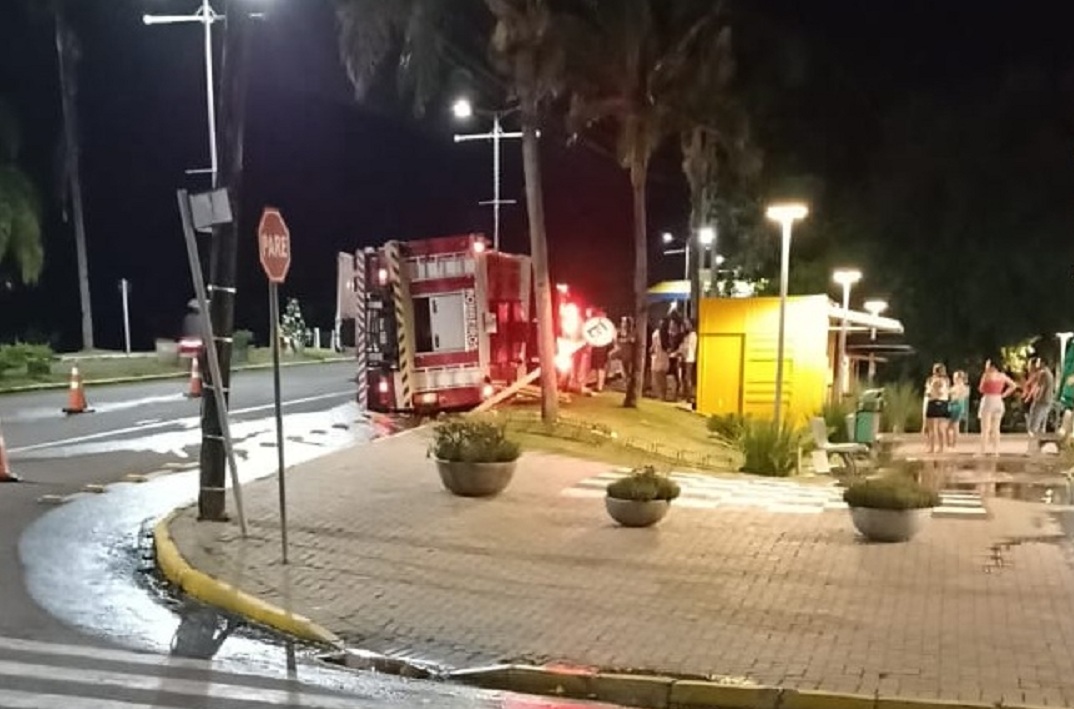 Caminhão do Corpo de Bombeiros Voluntários tomba na região central de Três Coroas