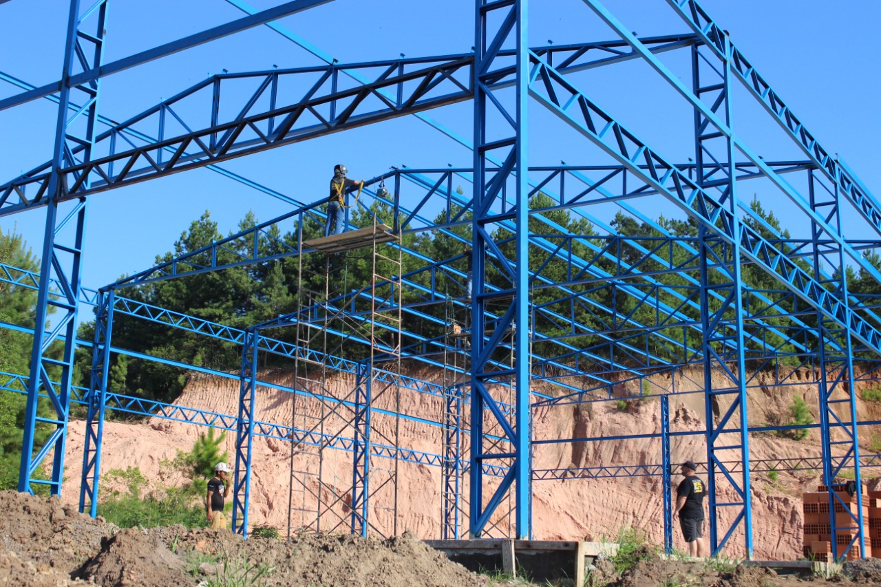 Quadra poliesportiva no bairro Emancipação está sendo construída em Parobé