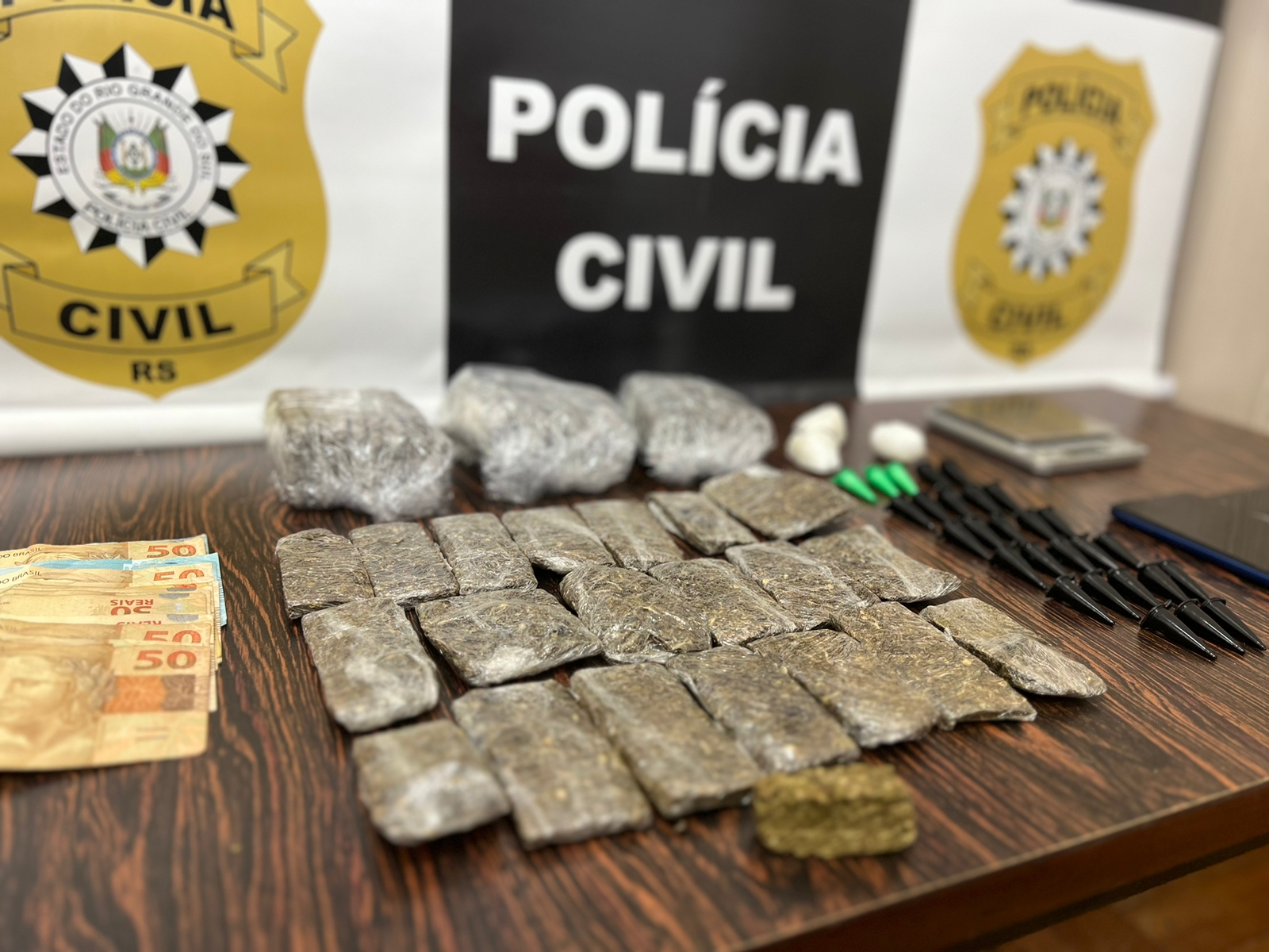 Dupla é presa com grande quantidade de drogas em Parobé