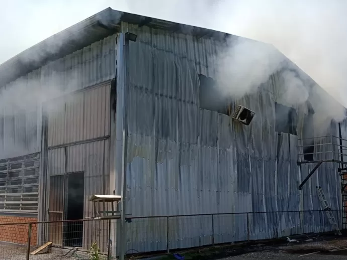 Incêndio em galpão industrial em Três Coroas mobiliza bombeiros de três cidades do Paranhana