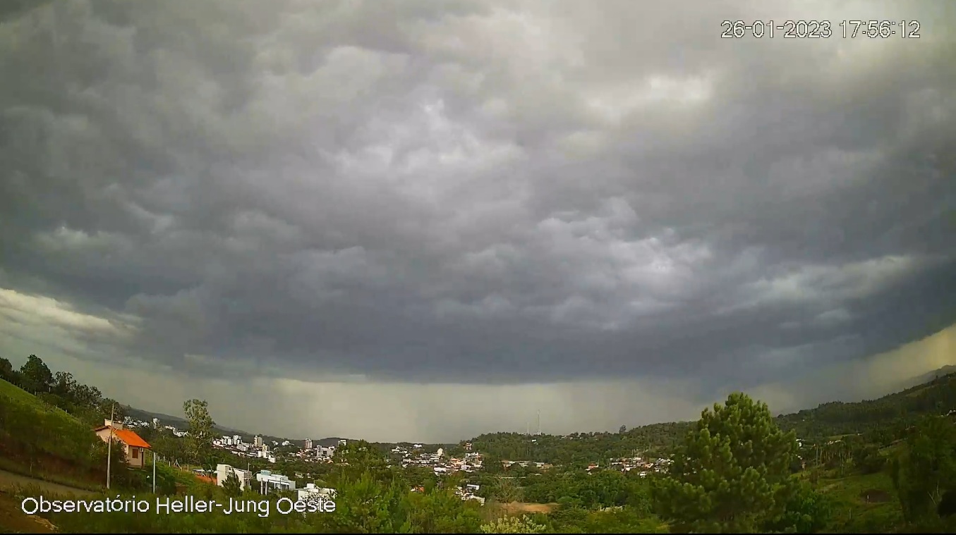 Vídeo do Observatório mostra formação do temporal em Taquara