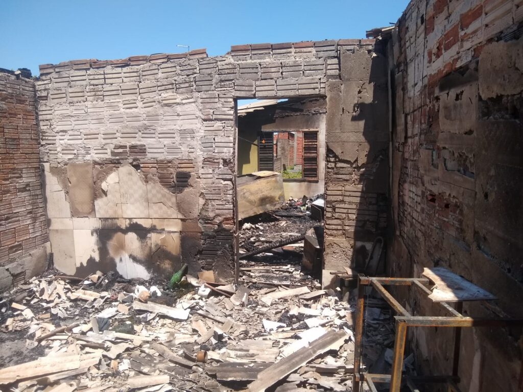 Mulher que foi agredida e teve casa incendiada por companheiro precisa de ajuda para reconstruir seu lar