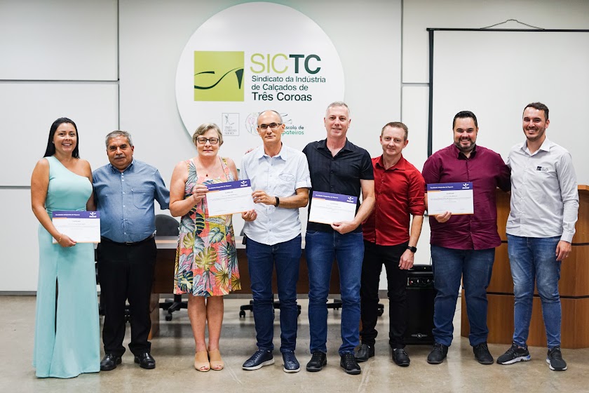 Representantes da prefeitura de Três Coroas participam da formatura de alunos da Escola de Sapateiros