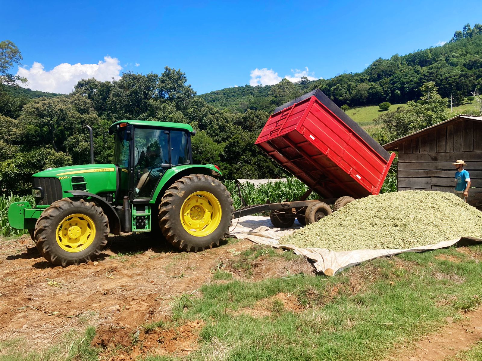 Três Coroas dá início ao serviço de silagem de milho para agricultores do município