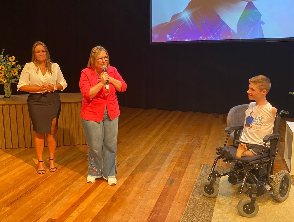 Equipes da rede municipal de ensino são recebidas com palestra motivacional antes do início do ano letivo em Taquara