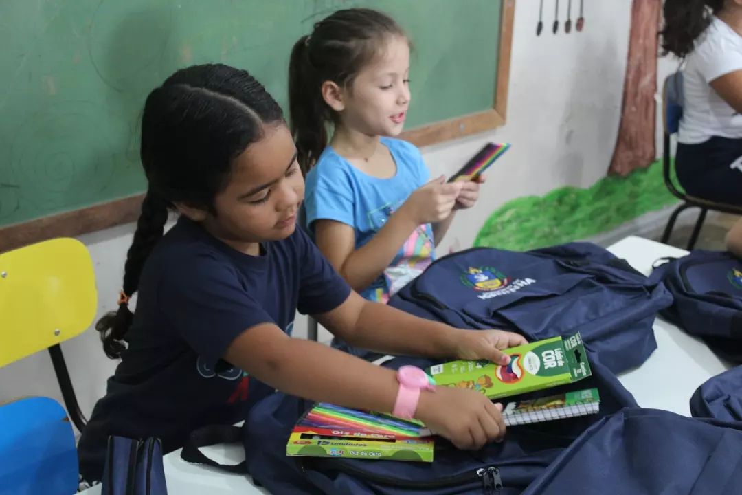 Mais de 4 mil alunos do Ensino Fundamental recebem kits escolares no retorno às aulas em Igrejinha