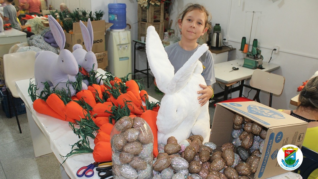 Voluntários dão início à confecção da decoração de Páscoa em Três Coroas