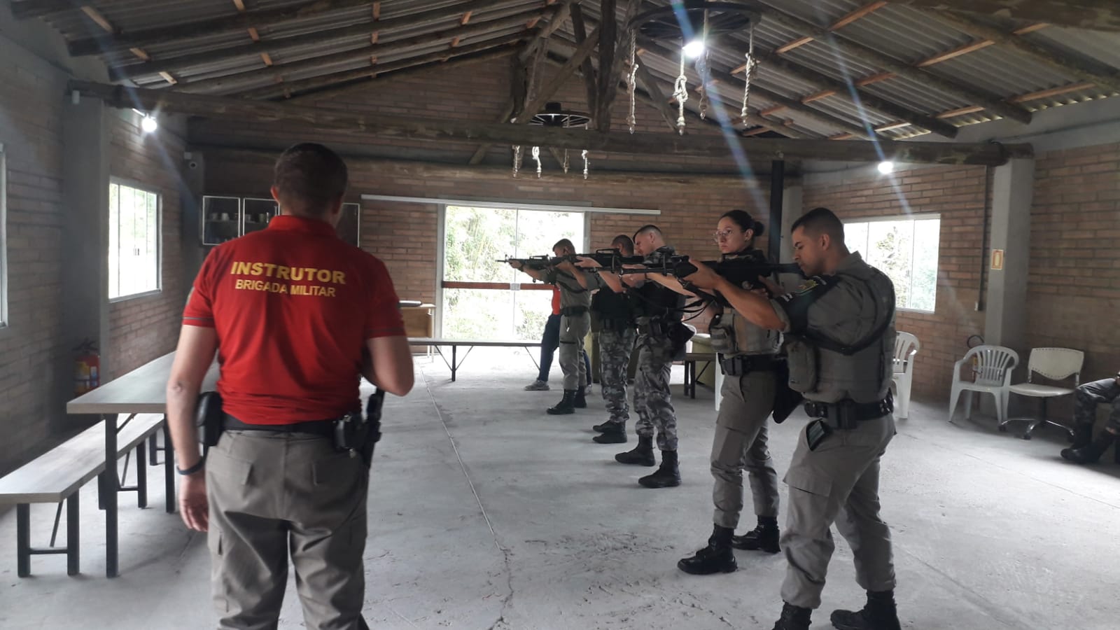 Efetivo da Brigada Militar de Taquara participa de instrução com armamento de grosso calibre