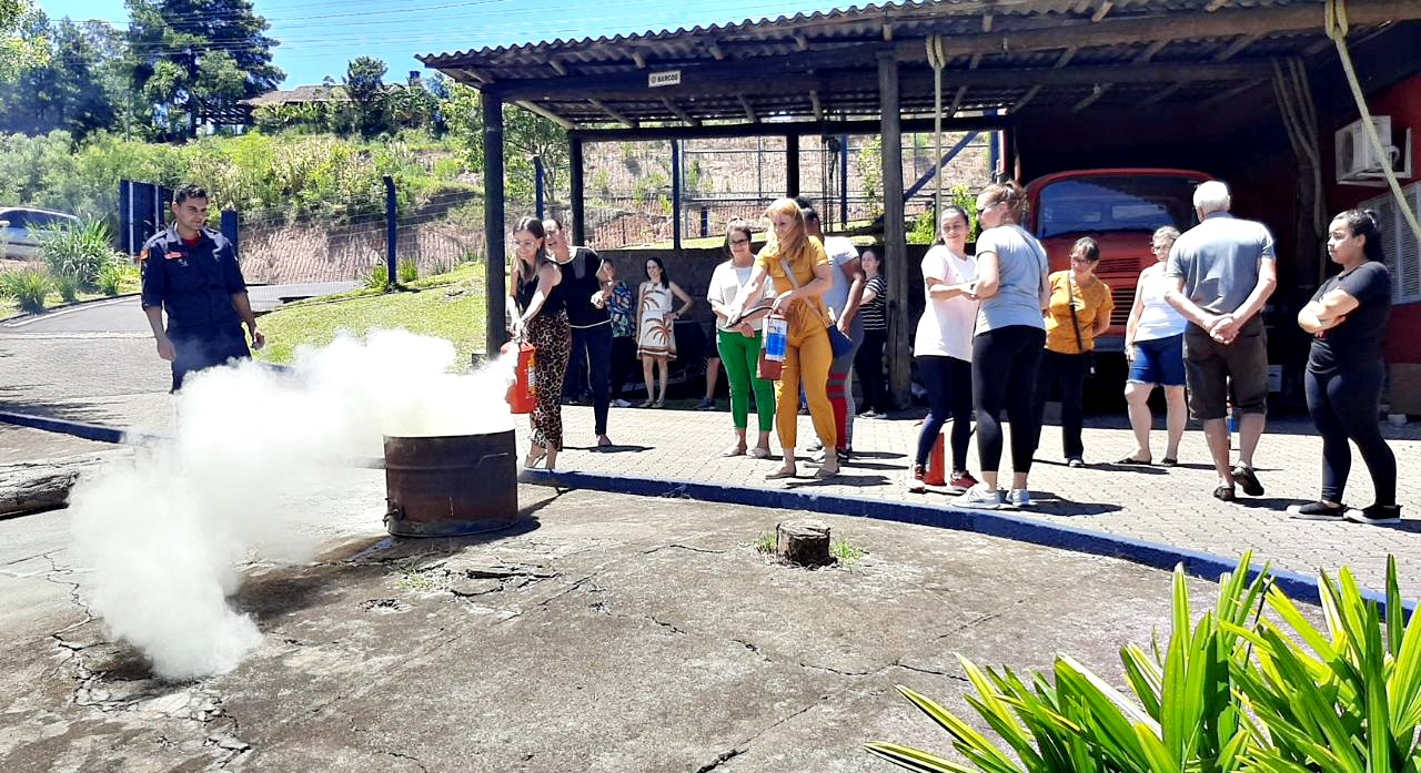 Corpo de Bombeiros de Taquara ministra curso de primeiros socorros para funcionários da Apae