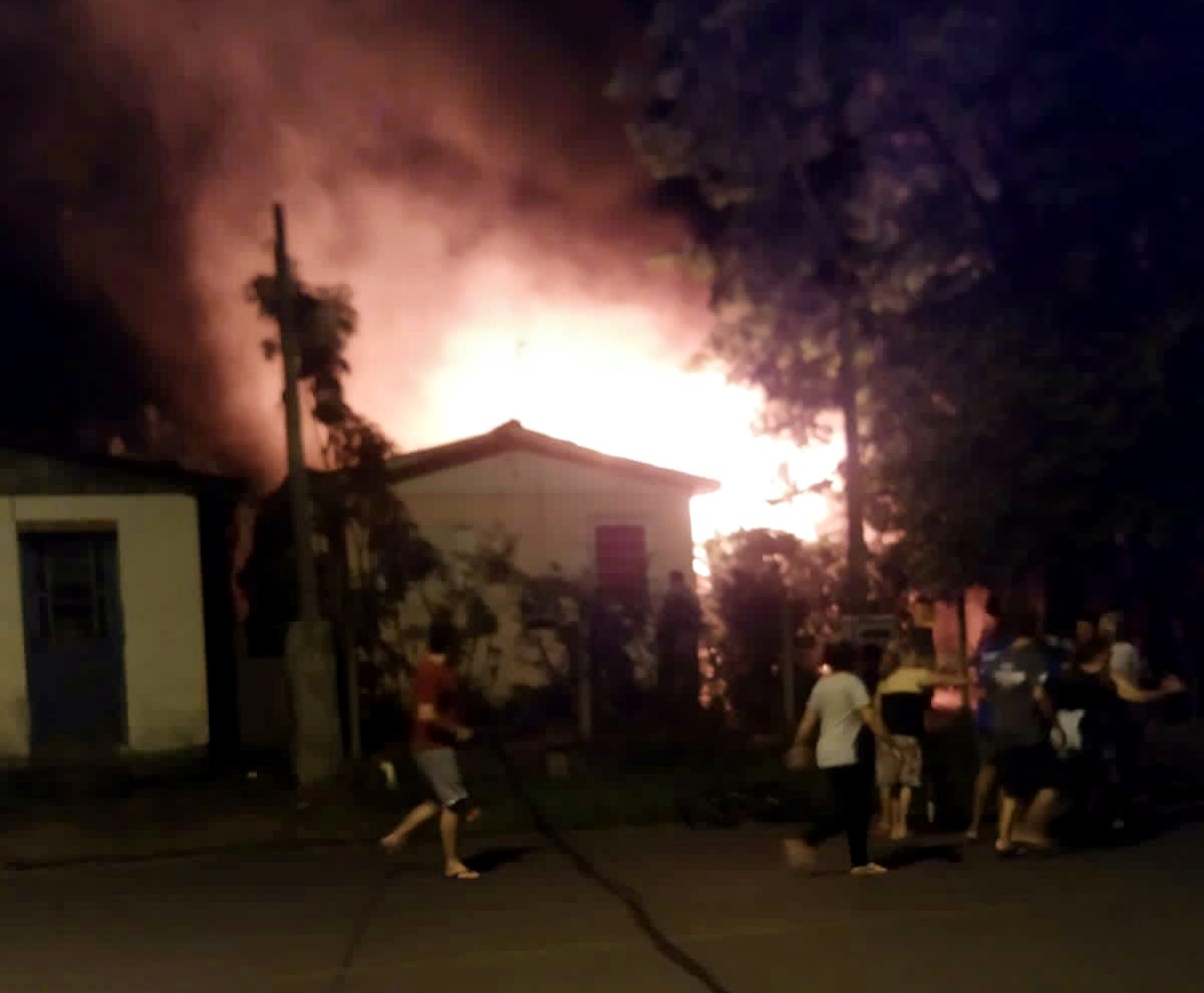 Residência é consumida pelo fogo em Taquara