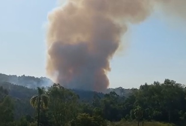 Bombeiros de Taquara combatem incêndio em grande área de vegetação no interior do município