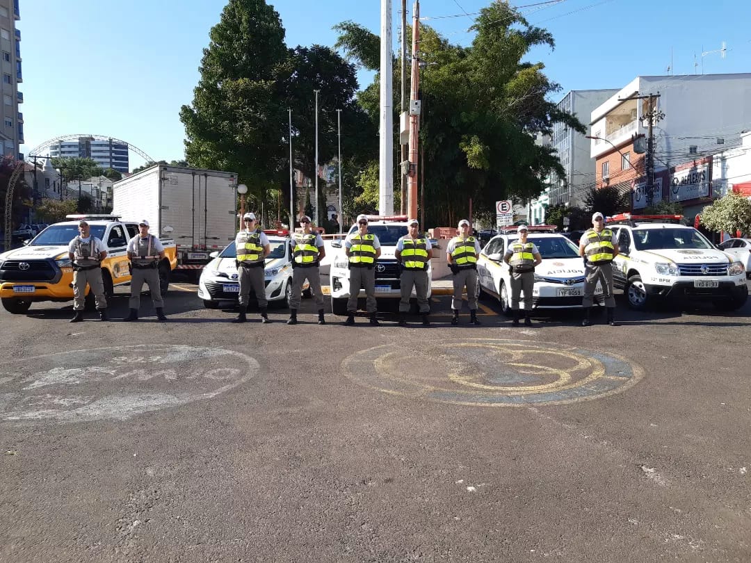 Operação da Brigada Militar aborda 51 pessoas e prende três em Taquara