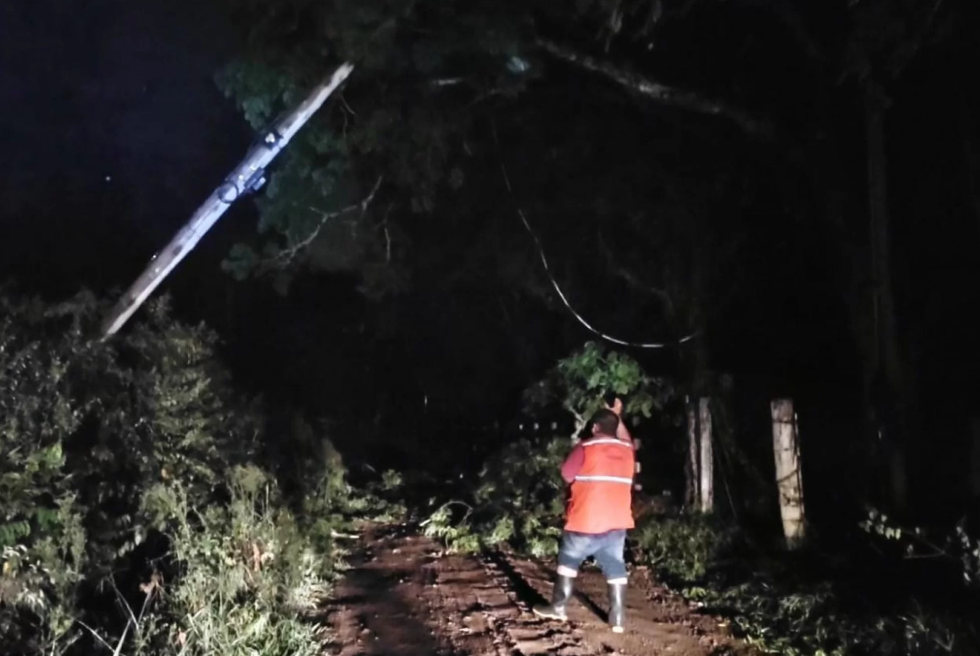 Cerca de 6 mil pontos seguem sem energia no RS e Taquara registra queda de dois postes após temporal