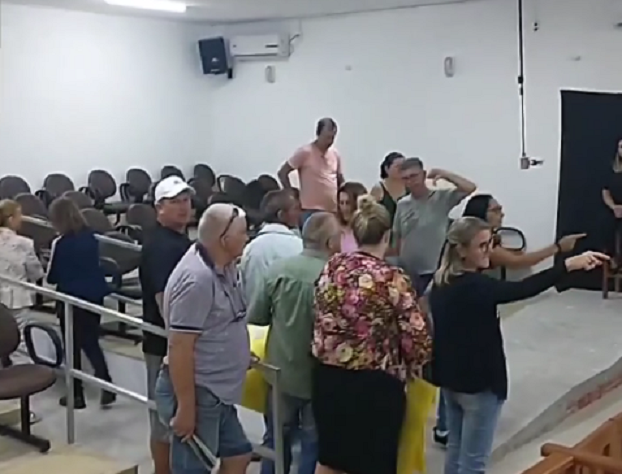 Em meio a xingamentos, vereadores aprovam 0,46% de reajuste para servidores municipais em Parobé