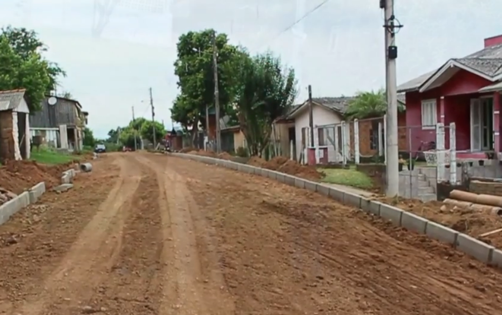 Parobé realiza pavimentação com pedra irregular na rua Bruno Fetter