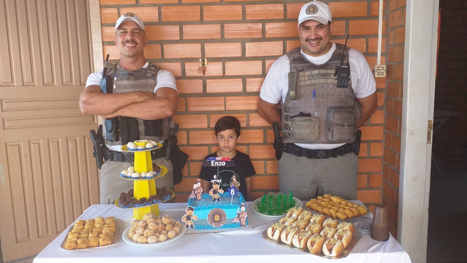 Policiais militares participam de festa de aniversário de menino de seis anos em Parobé