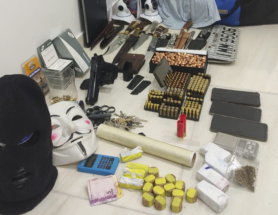 Casal é preso em Canela por tráfico e receptação e veículo furtado em Três Coroas é recuperado