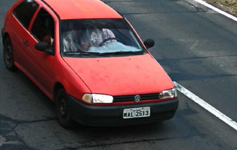 Automóvel com tranca no volante e corta-corrente é furtado em via pública no Centro de Parobé