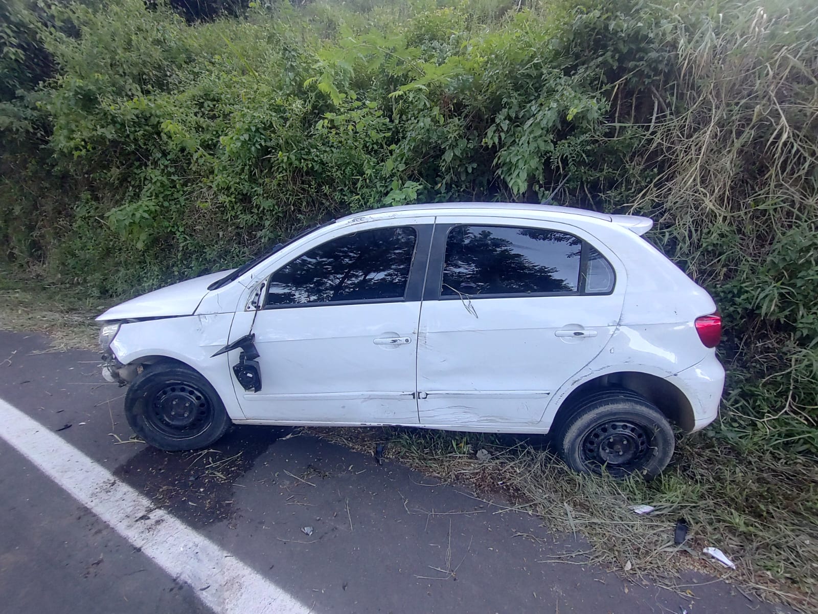 Motorista perde o controle do veículo e se envolve em capotamento em Três Coroas