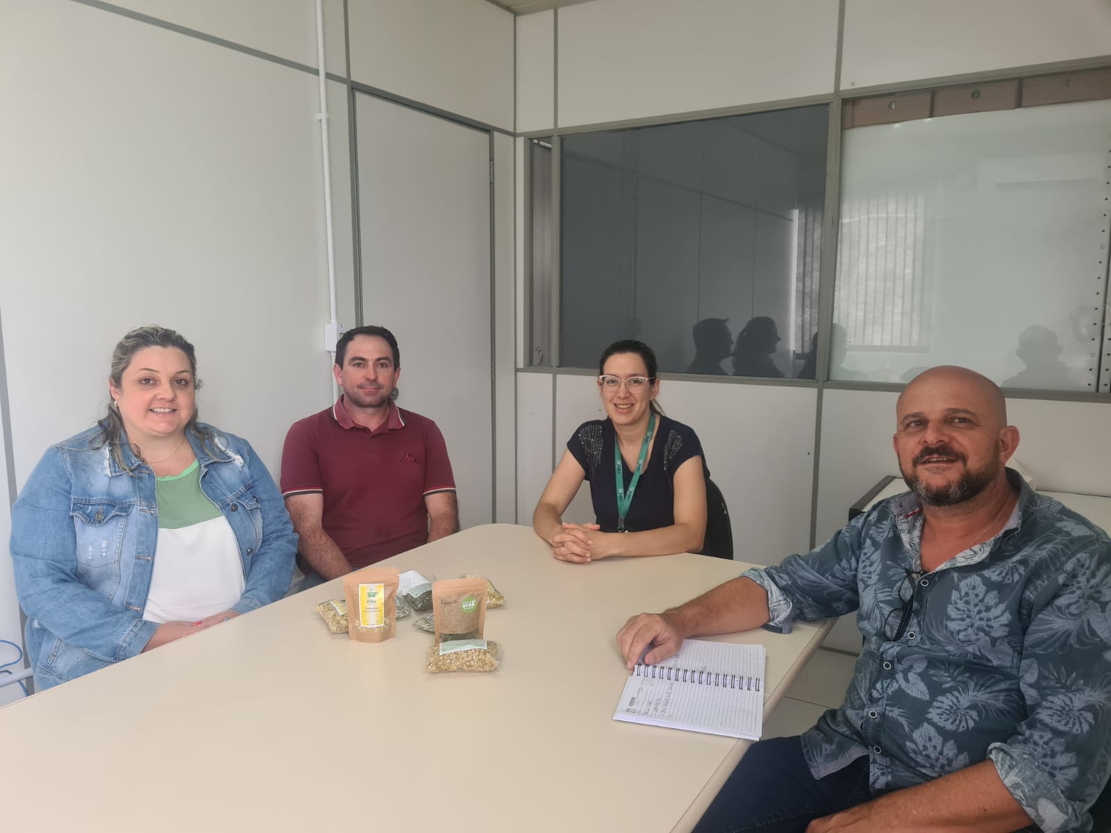 Representantes da prefeitura de Gramado conhecem a Farmácia Municipal de Manipulação de Igrejinha