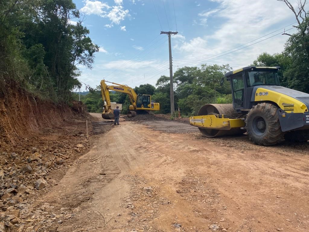 Igrejinha dá início a pavimentação de estrada em Serra Grande