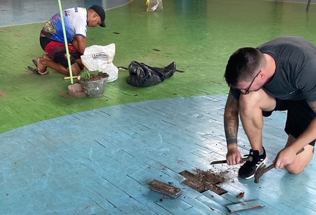 Mutirão é realizado para restaurar quadra do Ginásio Municipal de Esportes de Riozinho
