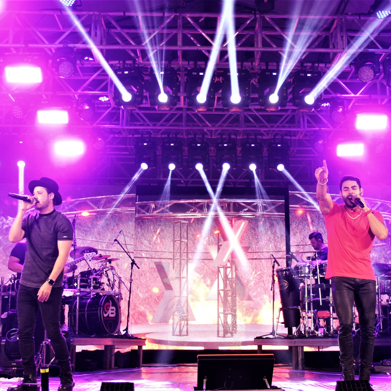 Show de Israel e Rodolffo atrai milhares de pessoas ao encerramento do Festejando Parobé 41 anos