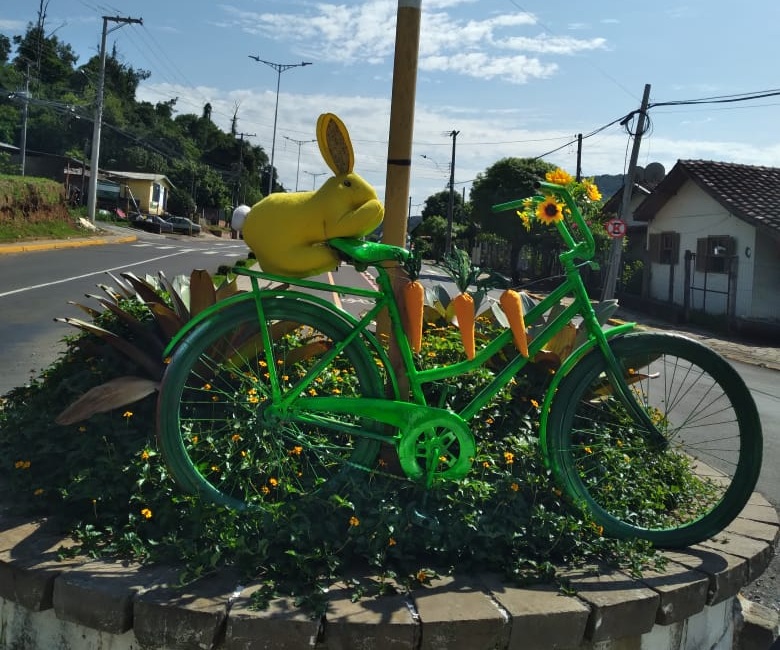 Bicicleta utilizada em decoração de Páscoa é furtada menos de 24h depois em Três Coroas