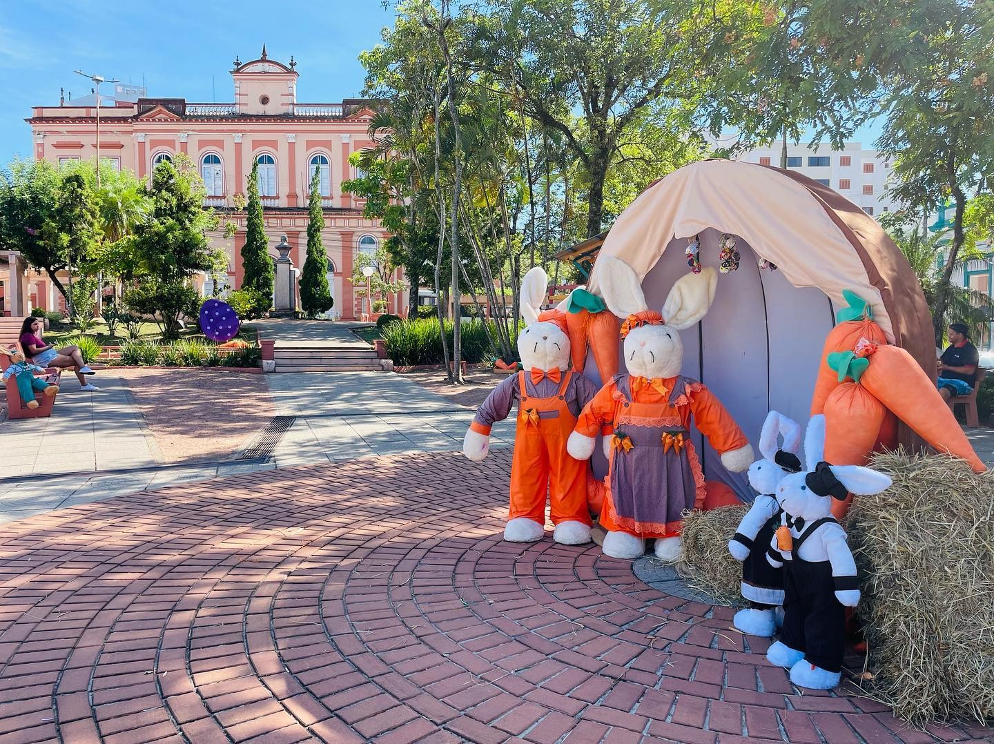 Diretoria de Cultura convida a população para prestigiar decoração de Páscoa na praça central de Taquara