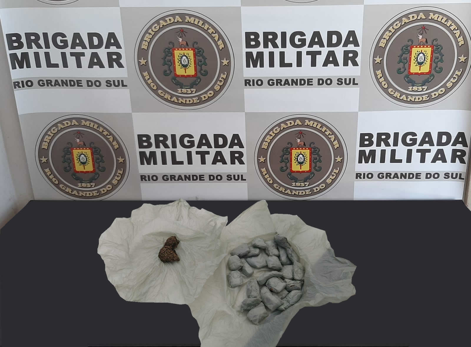 Grupo de jovens é abordado pela Brigada Militar e um casal acaba preso por tráfico de drogas em Três Coroas