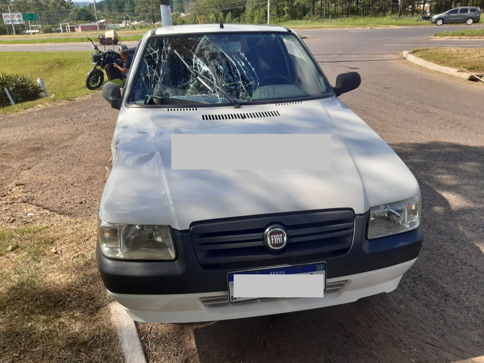 Mulher fica ferida após colisão entre carro e moto na ERS-115 em Taquara