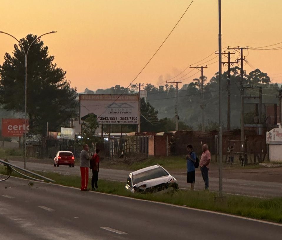 Veículo cai no canteiro central da ERS-239 em Parobé e condutor não é encontrado no local