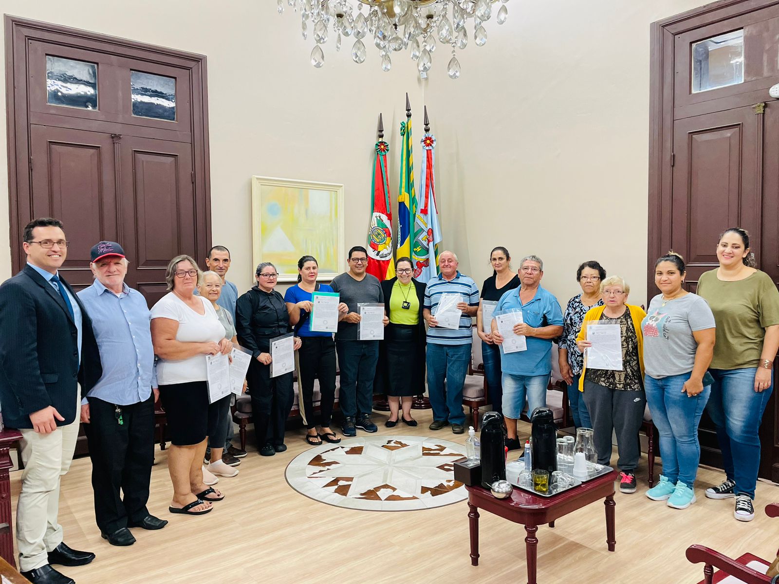 Moradores do bairro Empresa recebem matrículas regularizadas de seus imóveis em Taquara